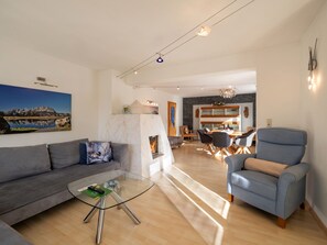 www.appartement-stjohann.com
Wohnzimmer und Essbereich 