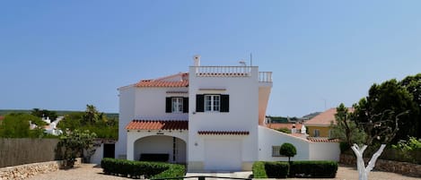 Road frontage of La Casa Blanca