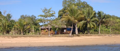 Le bungalow vu de la mer 