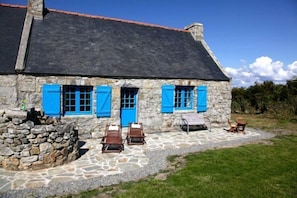 terrasse devant la maison orientée plein Sud. Création 2014. 