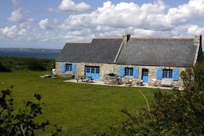 vue de la maison depuis le côté du jardin.