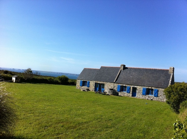 La maison et son grand jardin. Vue mer exceptionnelle