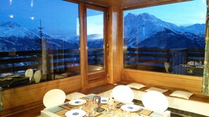 SÉJOUR ET BALCON EN SOIRÉE - Living and balcony with Mont Pourri in the evening