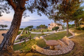 Front view and garden - Villa Russelia