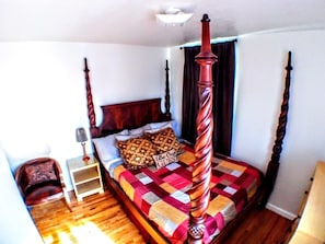 1st Bedroom With A Queen Bed 