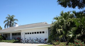 Spacious ( 20x20ft) garage, bikes waiting for rides to beach & downtown