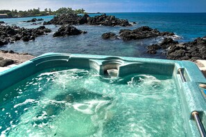 Oceanside Hot Tub with spectacular view of Kealakekua Bay & its marine wildlife.