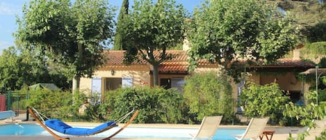 maison de famille avec piscine clôturée.