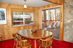 Dining area, seating for 6