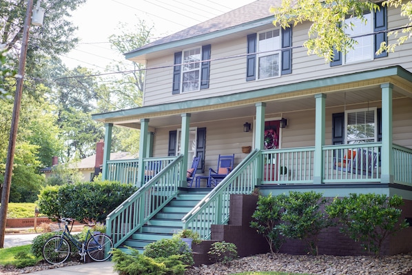 Live like a local in this 6 bedroom vacation house in downtown Greenville SC