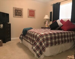 Bedroom with Queen Bed and cable tv!