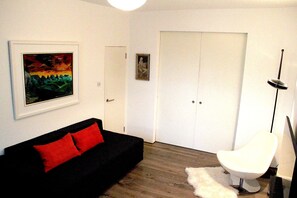 LOUNGE
 (sliding-Doors closed)