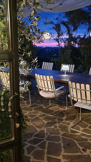 Sweet evenings on the terrace around the large table