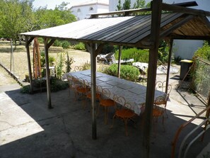 Large covered eating area, for al fresco dining.