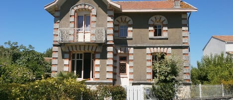 Beautiful Rose Mousse, 1930's villa, 400m from the beach and town