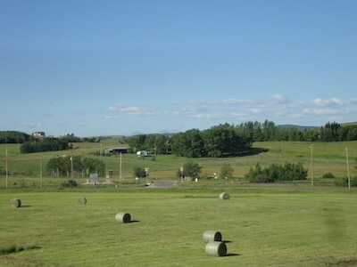 Quaint Country Carriage House Close to Calgary and Spruce Meadows Esquestrian