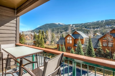 3 BR/3 BA; Walk to Lifts; Great View of the Slopes from 2 Balconies 