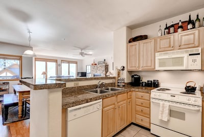 3 BR/3 BA; Walk to Lifts; Great View of the Slopes from 2 Balconies 