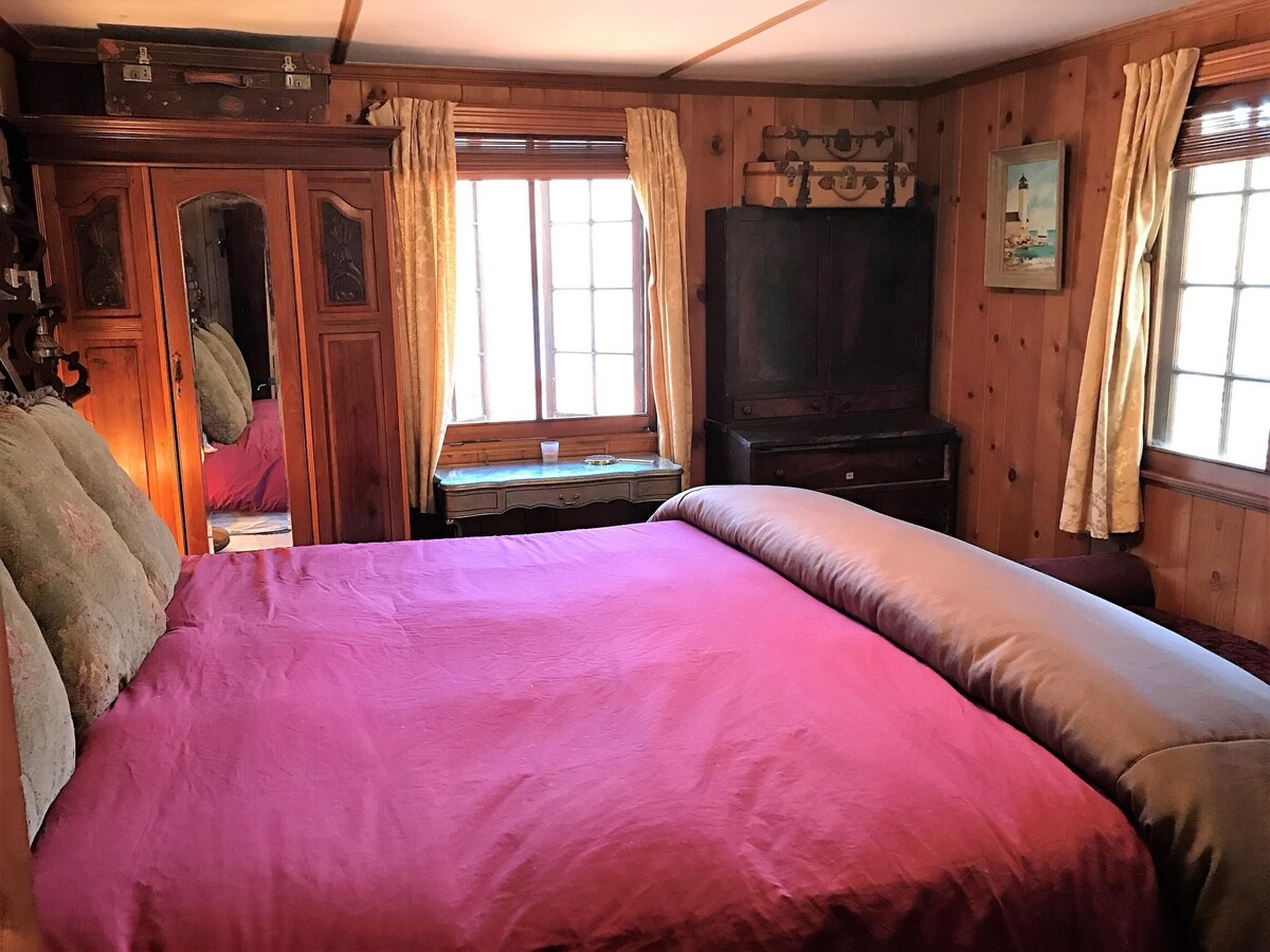 Charming & Classic LAKEFRONT Chalet: Vintage 3BR, 1BA and beautifully furnished