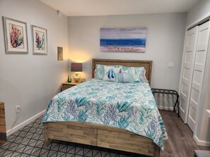 Queen bed with pull out drawers at the foot of bed, 5' closet