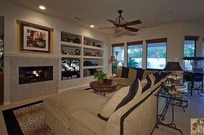 Family Room
Fireplace
Wet Bar
Entertainment Center
Remote control ceiling fan/li