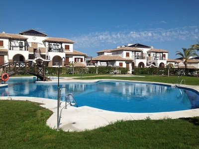 Eine schöne sonnige geräumige 3 Schlafzimmer Maisonette mit Blick auf den gemeinsamen Pool. 