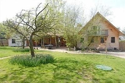 Sehr große kanadische Cedar Log Home mit Blick auf den Südwesten über Lovely Kentish Val