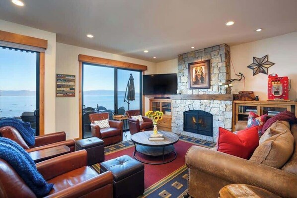 Living Area on the Lake !