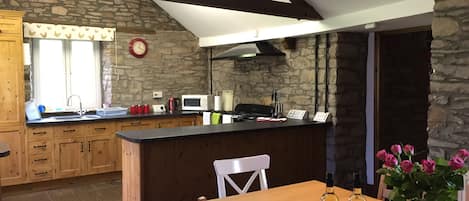 Kitchen and dining area at Llwyn Llwyd cottage Aberyscir Brecon 07860581466 