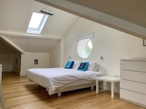 Master bedroom with super king size bed 