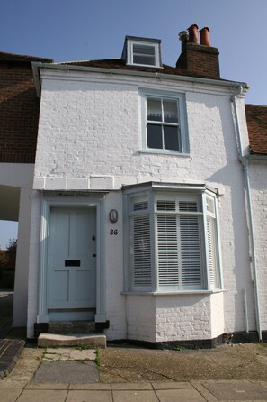 Mariners Cottage, yards from the water in Emsworth
