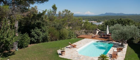 Une vue à couper le souffle dans une maison chaleureuse