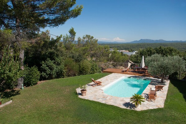 Une vue à couper le souffle dans une maison chaleureuse