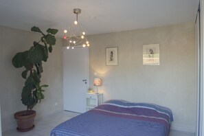 La chambre parentale (lit 160 cm)