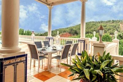 Dass impress Terrasse mit Blick auf die Berge und das Geräusch von Wasser in den Brunnen