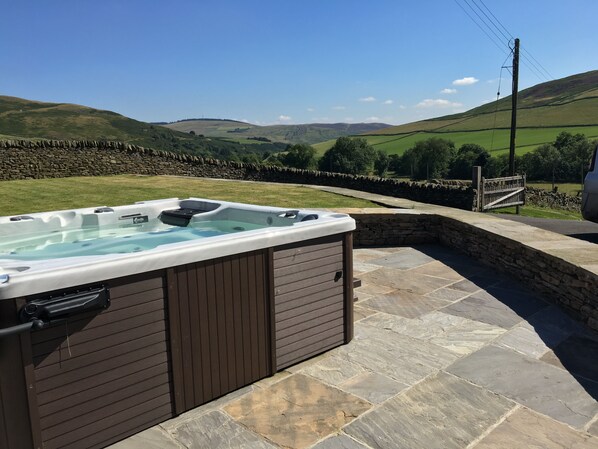 Time Hot Tub with a gorgeous view across the Valley