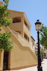 Luxuriöses Apartment mit 2 Schlafzimmern und 2 Bädern im spanischen Dorf (Pueblo Espanol) 