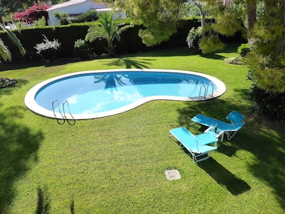Villa privada con piscina privada y gran jardín privado