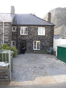 Ideal Base for Walkers and Mountain Bikers in the Heart of Snowdonia