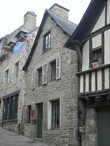 CENTRE OF DINAN MEDIEVAL TOWNHOUSE