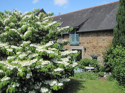 Hochwertiges traditionelles Ferienhaus für 2 Personen in der zentralen Bretagne von Gomene mit Pool und WIFI 
