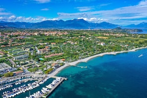 We are 200 meters from pizzerias, restaurants, ferry, beaches!