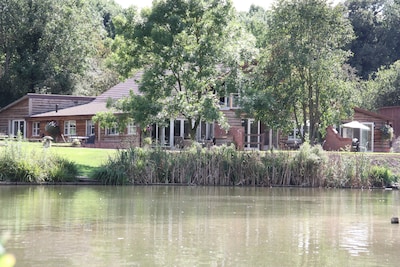 En Elmbridge Holiday Cottages, con vistas al lago en el hermoso campo