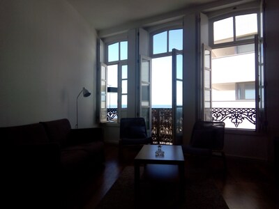 Haus in Porto mit Blick auf Meer und Fluss.