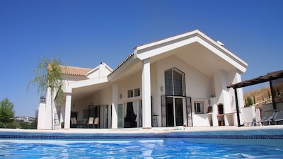 Einzigartige Luxus-Ferienvilla mit Pools