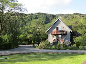 Captain 's Quarters , has a garden , and a play field and then the beach .