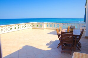 Weitläufige Terrasse mit fantastischem Meerblick