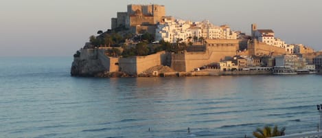 Cena desde la terraza disfrutando de la puesta de sol sobre el castillo