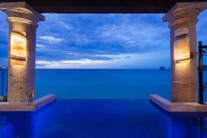 Infinity hot tub overlooking the Sea of Cortez and Land's End