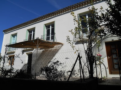 Grand Gîte indépendant avec salle de jeux, location de vélos, jardins et vue sur la montagne 